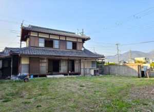 庭から見た家